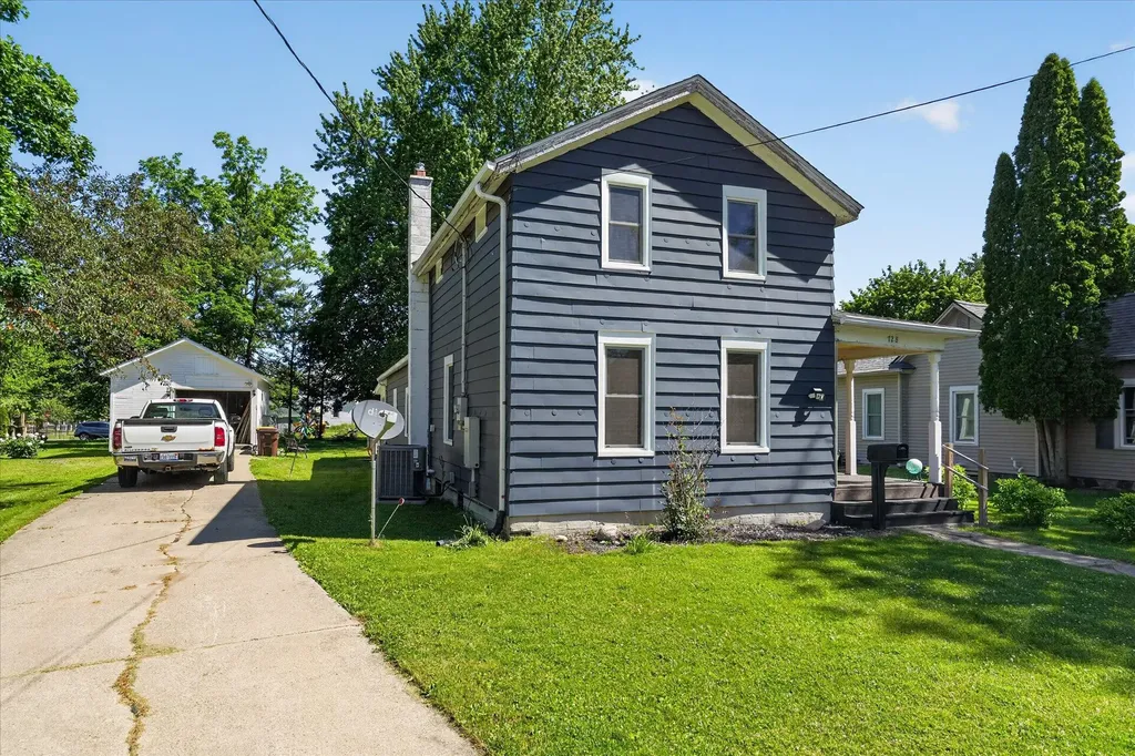 728 W Hanover Street Marshall City MI 49068