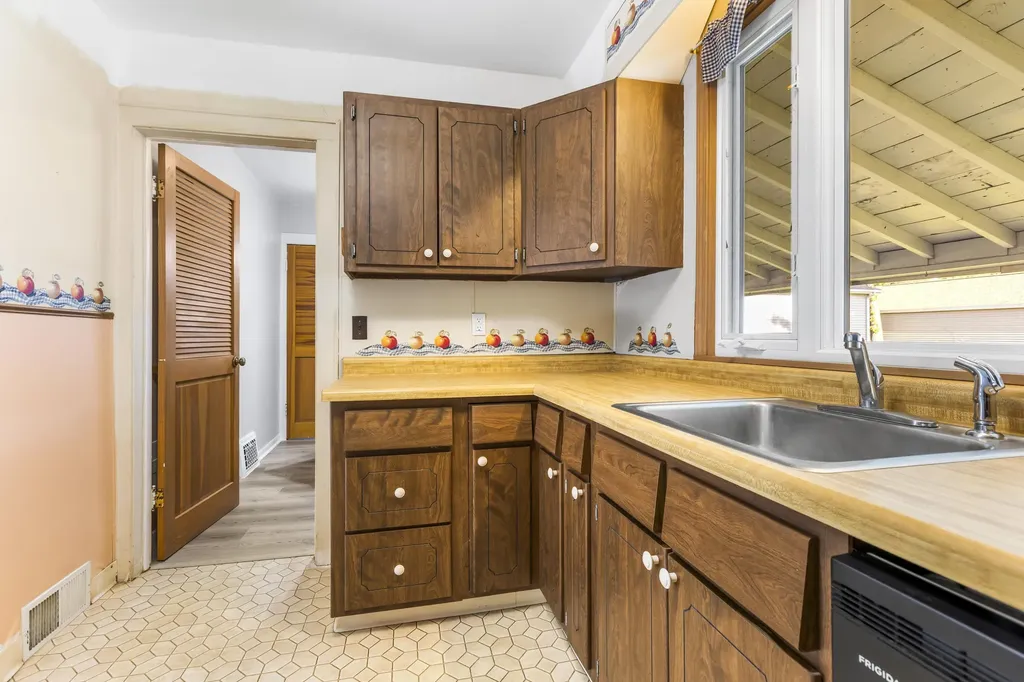 1533 W Highland Boulevard Battle Creek City MI 49015