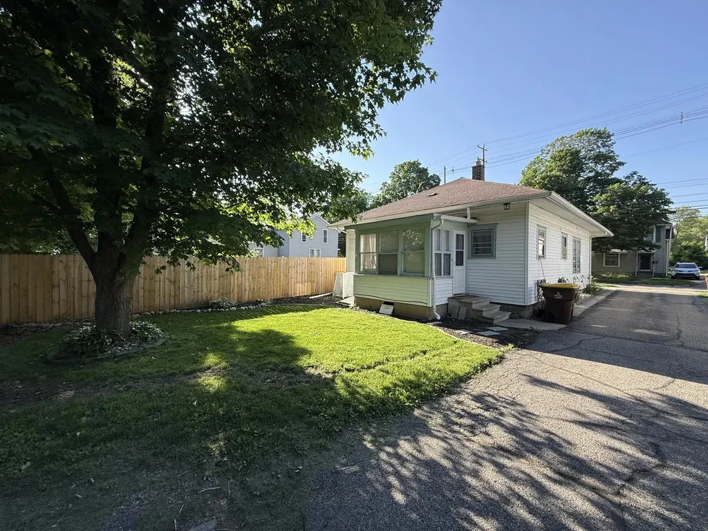 517 W Hanover Street Marshall City MI 49068