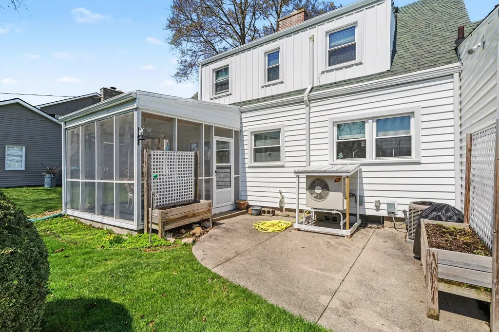 140 E Oakland Place Battle Creek City MI 49015