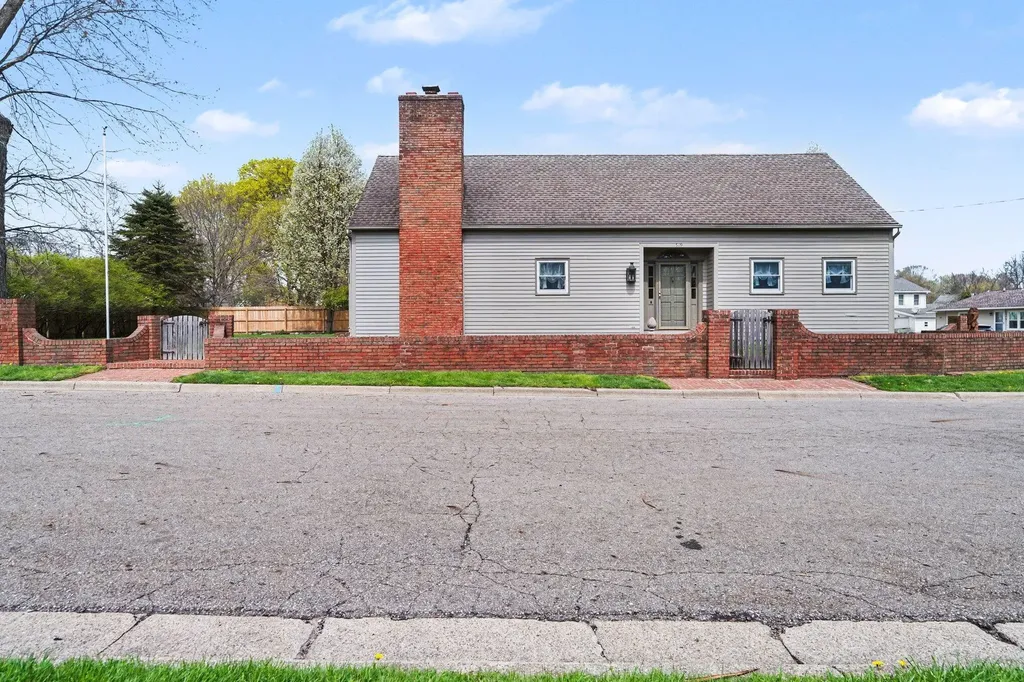 519 E Spruce Street Marshall City MI 49068