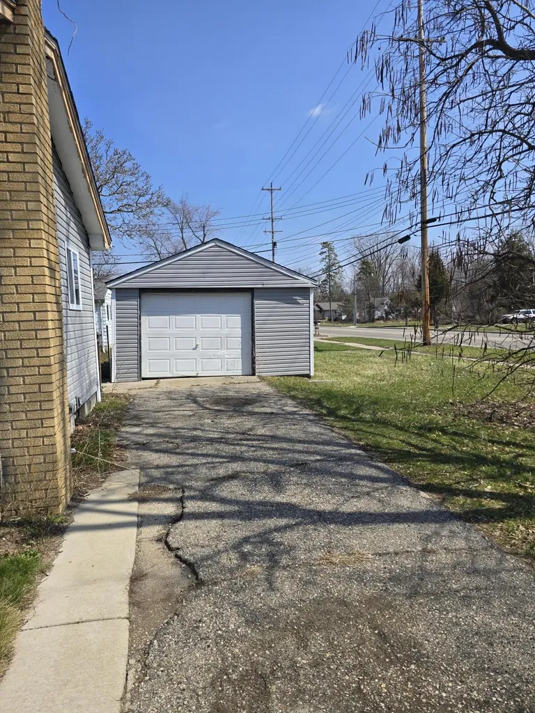 5017 Conners Lansing City MI 48911