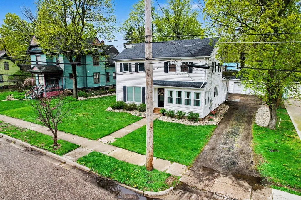 112 W Spruce Street Marshall City MI 49068