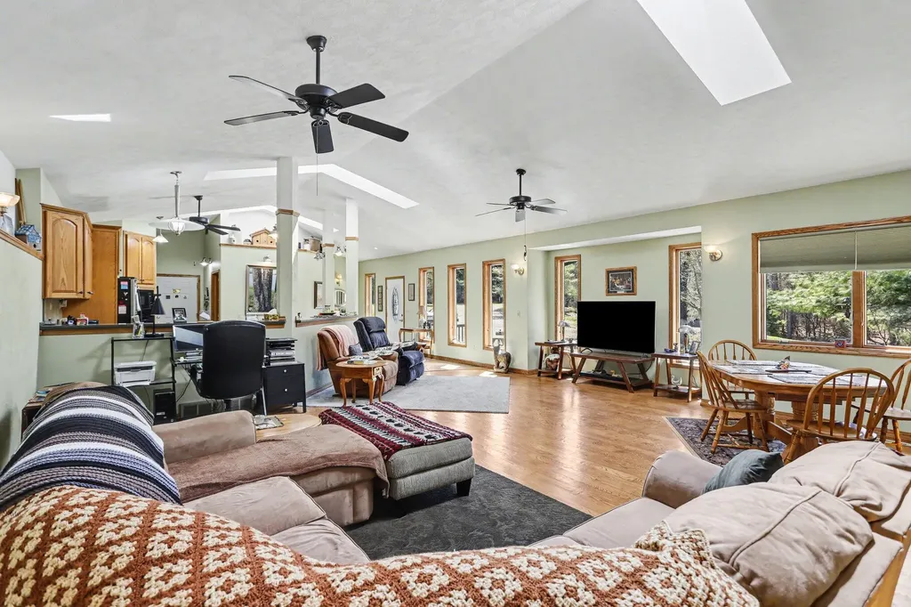 8362 E River Road Emmett Charter Township MI 49014