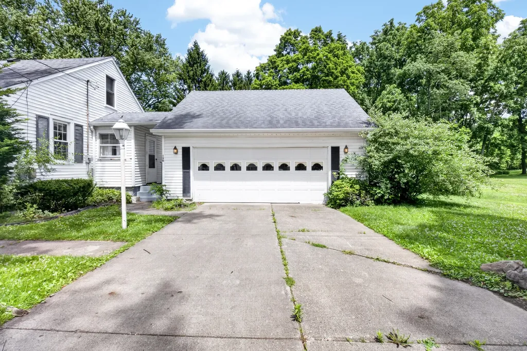 130 W Hughes Street Marshall City MI 49068