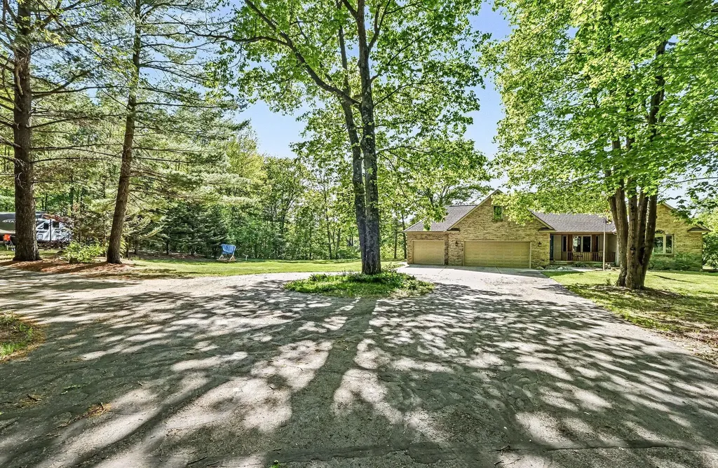 10835 Red Oak Ridge Reynolds Township MI 49329