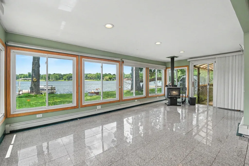 5131 Elizabeth Lake Road Waterford Charter Township MI 48327