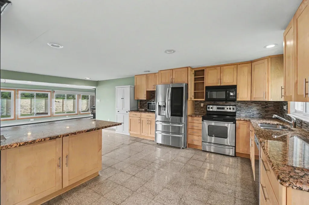 5131 Elizabeth Lake Road Waterford Charter Township MI 48327