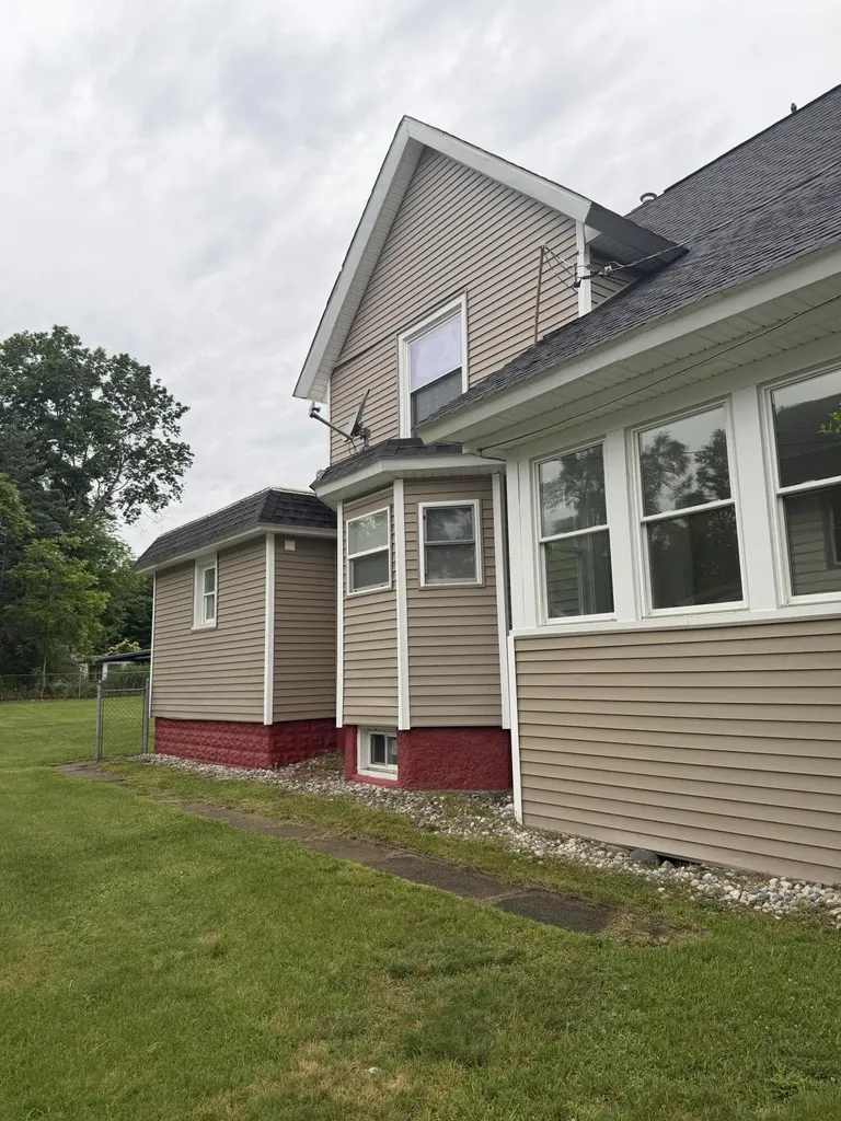 905 Burr Oak Street Albion City MI 49224