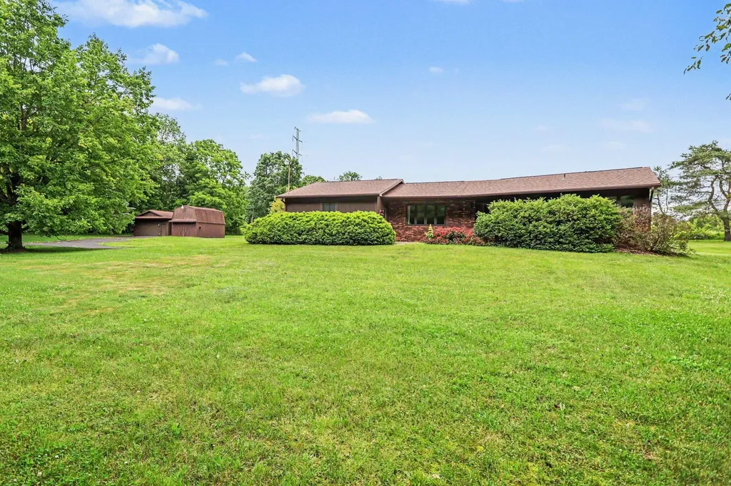 16791 De Avenue E Ross Township MI 49012