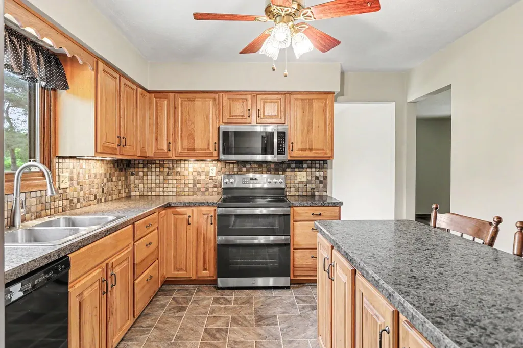 16791 De Avenue E Ross Township MI 49012