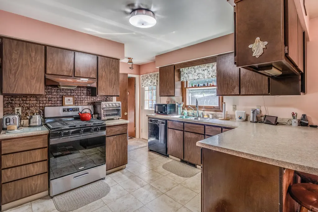 109 Parkshore Drive Emmett Charter Township MI 49014