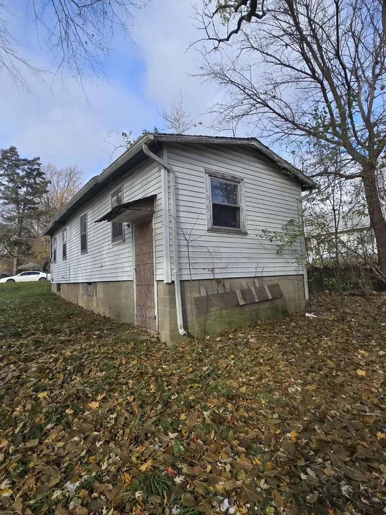 2221 Howard Avenue Flint City MI 48503