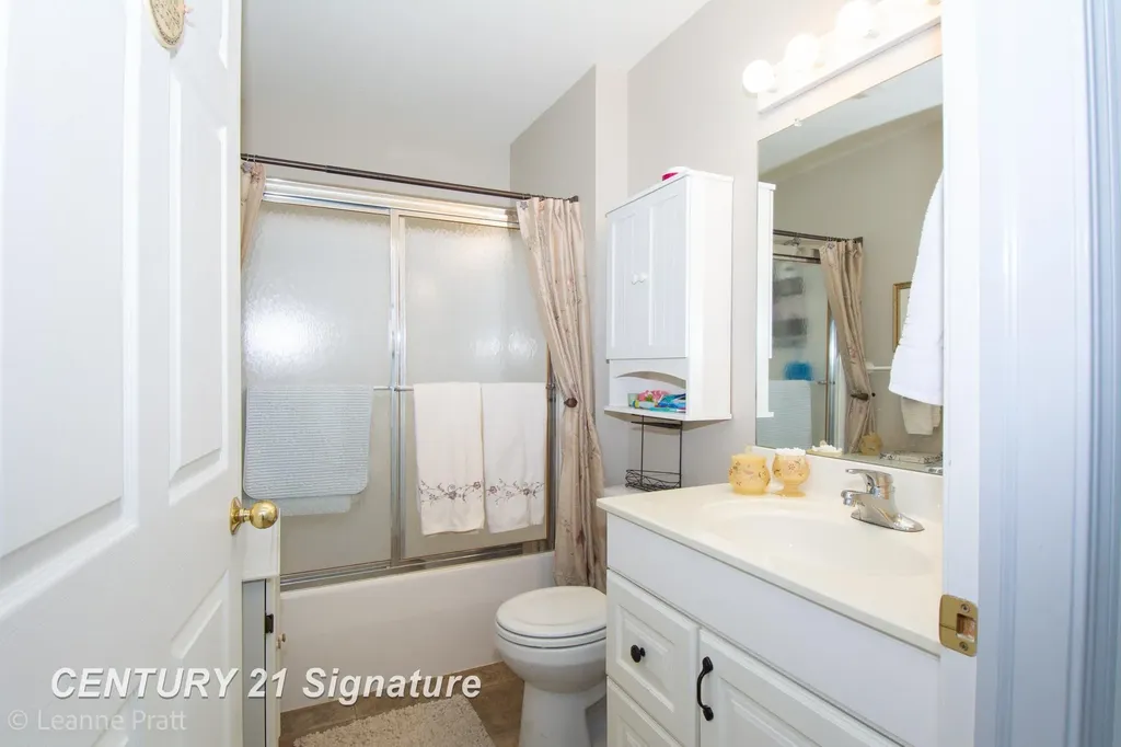 241 Aberdeen Court Flushing City MI 48433