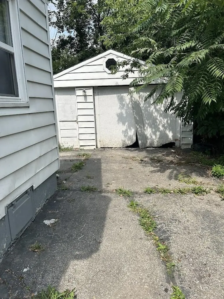 2301 Missouri Avenue Flint City MI 48506