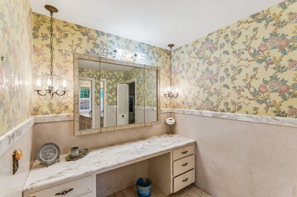 9422 S Saginaw Street Grand Blanc Charter Township MI 48439