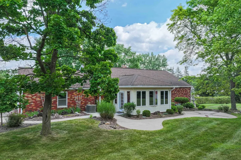 9422 S Saginaw Street Grand Blanc Charter Township MI 48439