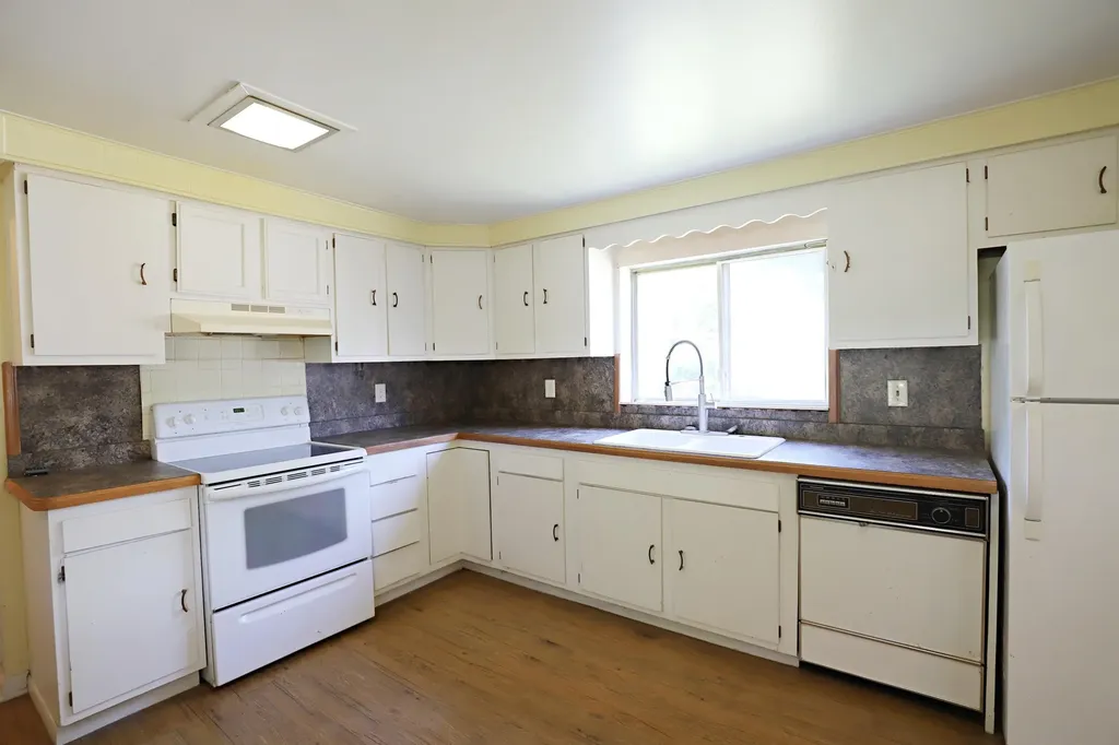 825 E River Road Flushing City MI 48433