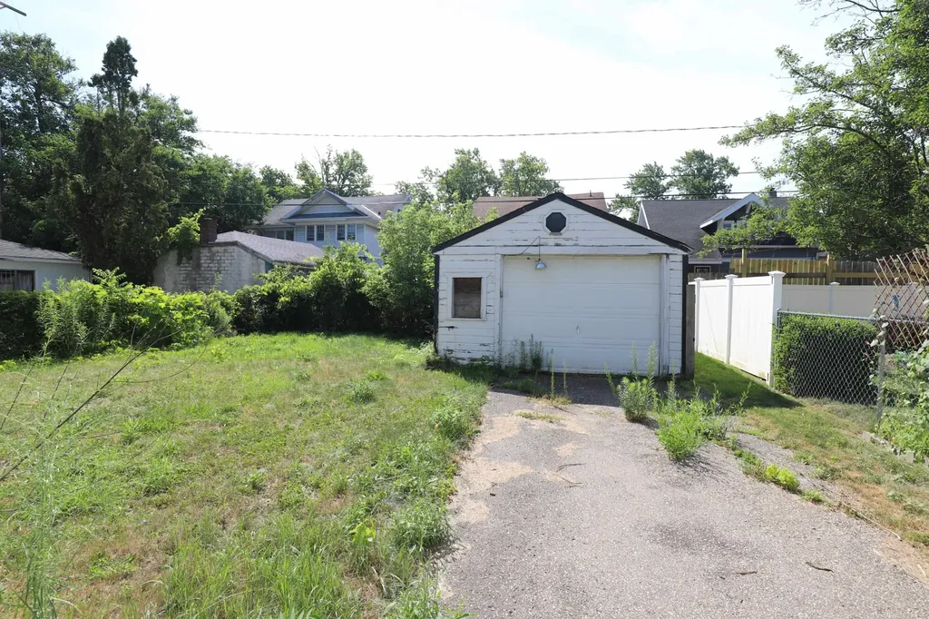 822 E 8th Street Flint City MI 48503