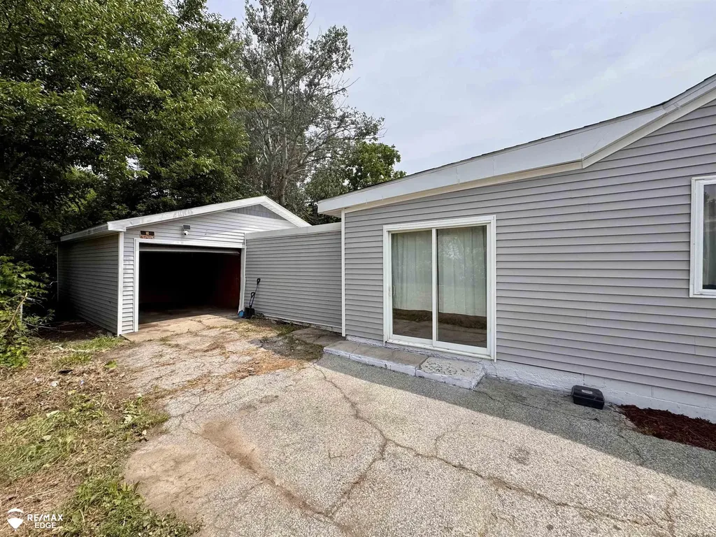 1418 W Juliah Avenue Flint City MI 48505