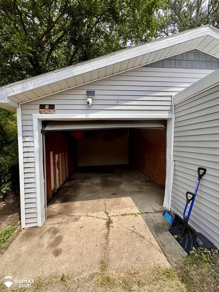 1418 W Juliah Avenue Flint City MI 48505