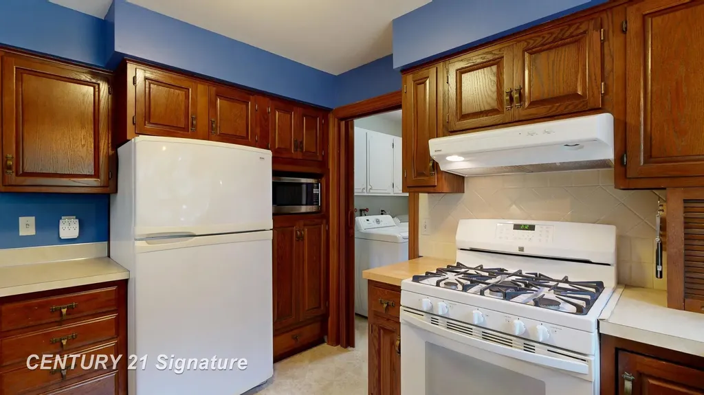 212 Cedarwood Drive Flushing City MI 48433