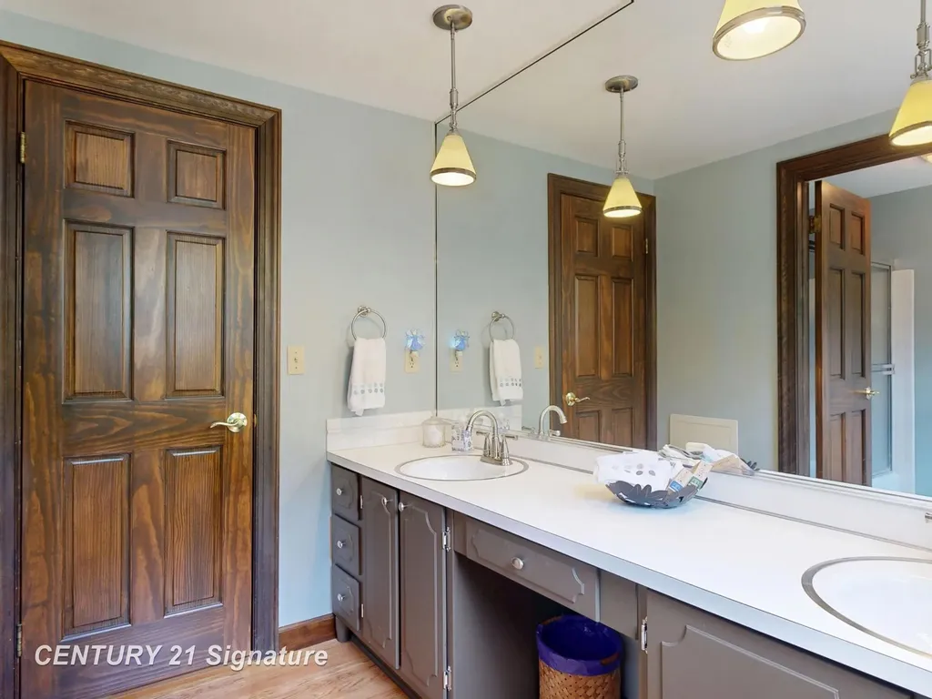 212 Cedarwood Drive Flushing City MI 48433