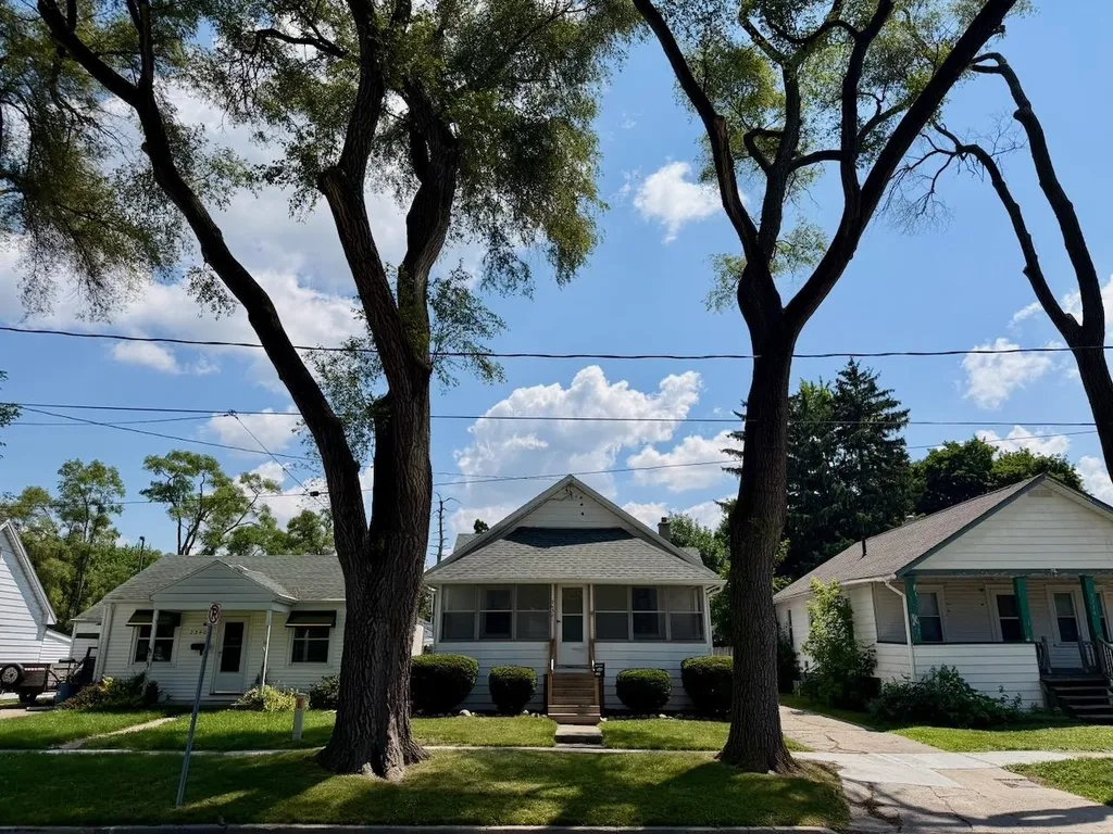 2338 N Charles Street Saginaw City MI 48602