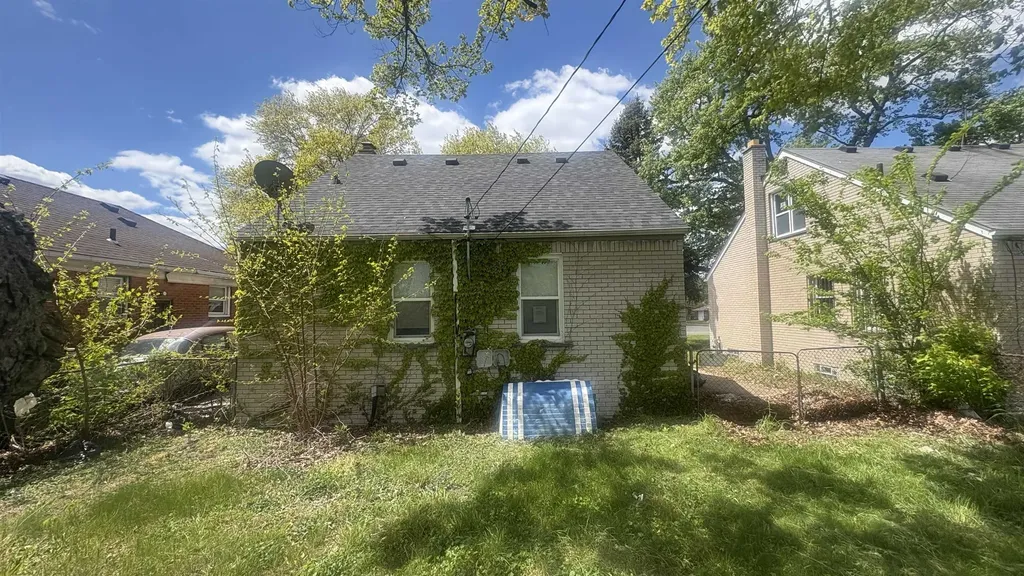 17690 Hoover Street Detroit City MI 48205