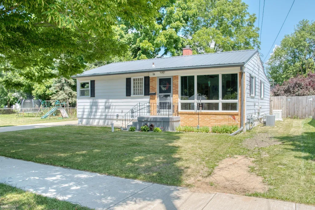 718 Ament Street Owosso City MI 48867