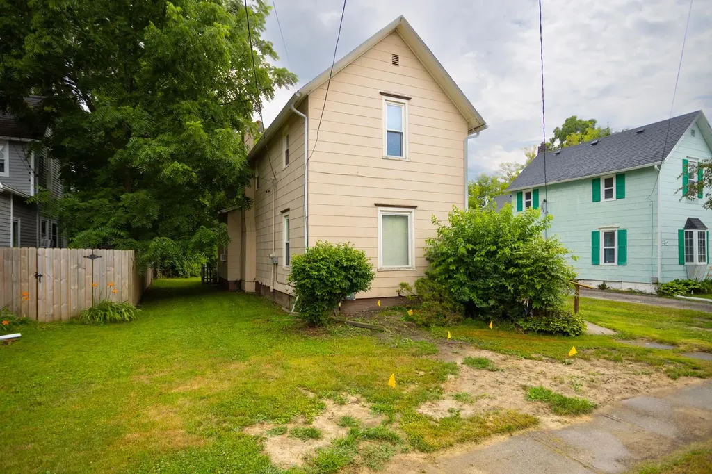 526 E Williams Street Owosso City MI 48867