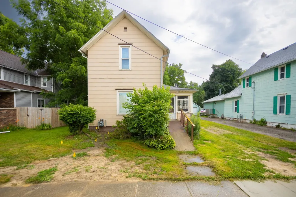 526 E Williams Street Owosso City MI 48867
