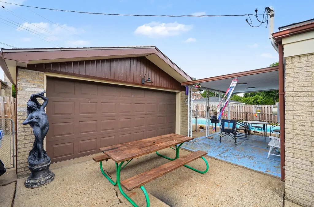 11822 Highland Drive Warren City MI 48089