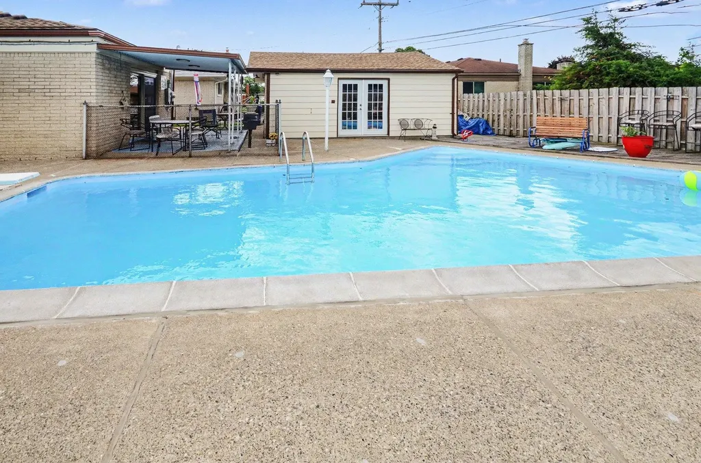 11822 Highland Drive Warren City MI 48089