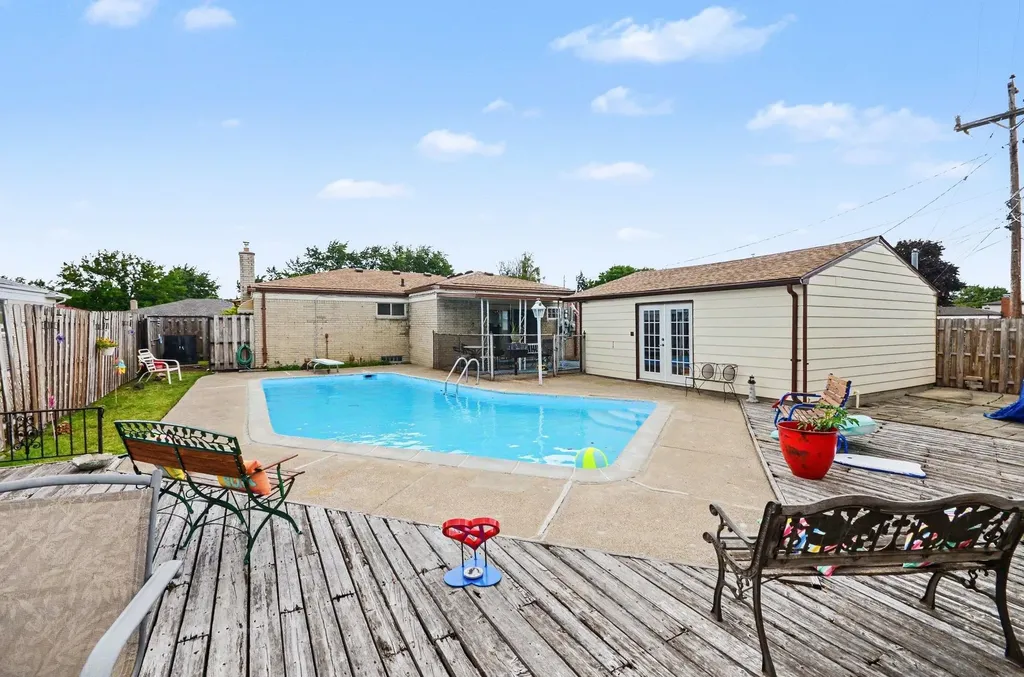 11822 Highland Drive Warren City MI 48089