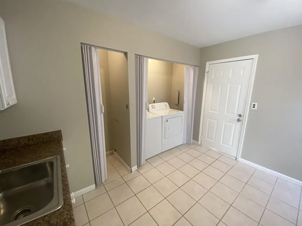12739 Sherman Avenue Warren City MI 48089