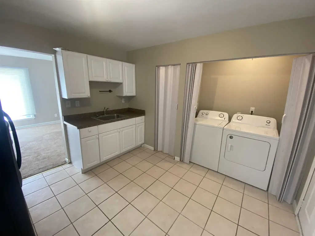 12739 Sherman Avenue Warren City MI 48089
