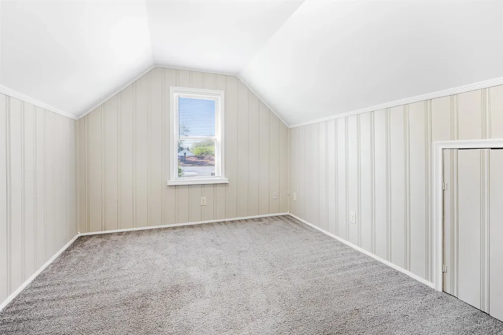 21925 Elroy Avenue Warren City MI 48089