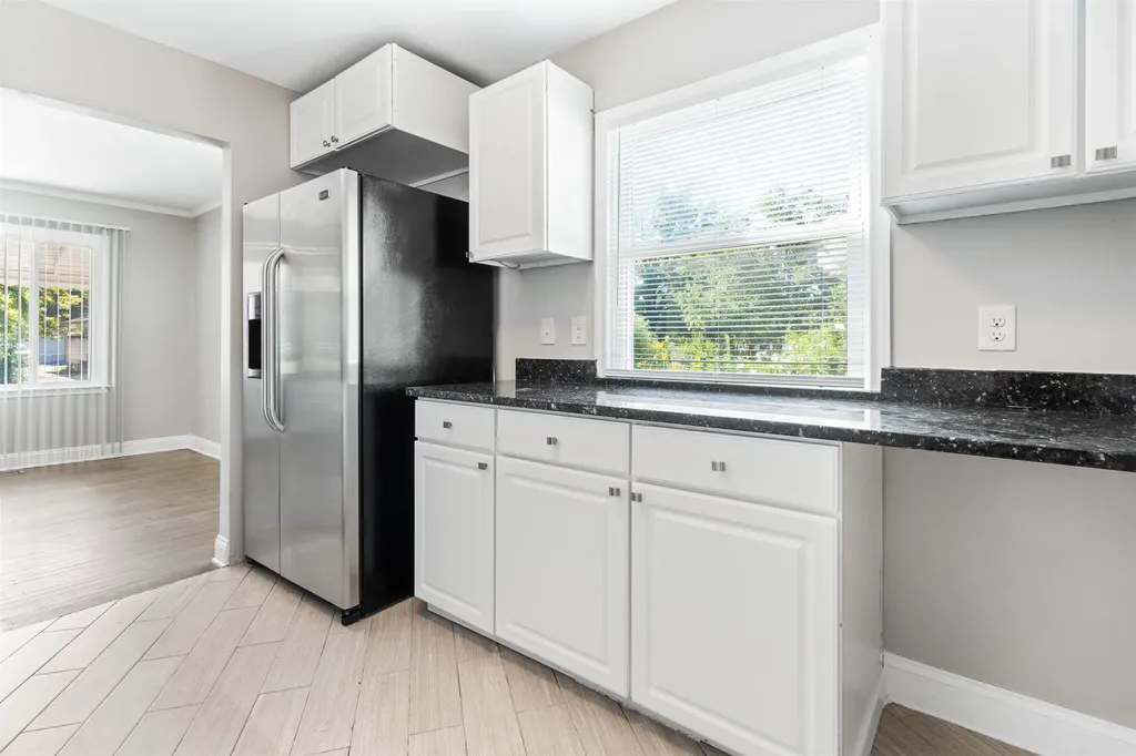 21925 Elroy Avenue Warren City MI 48089