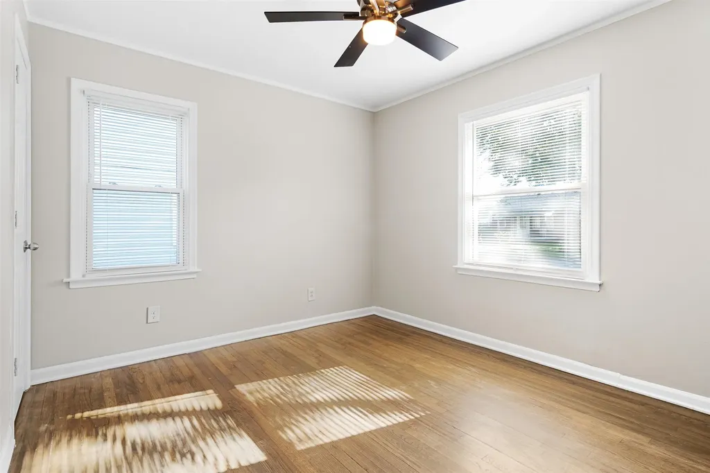 21925 Elroy Avenue Warren City MI 48089