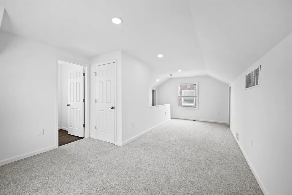 21751 Bournemouth Street Harper Woods City MI 48225