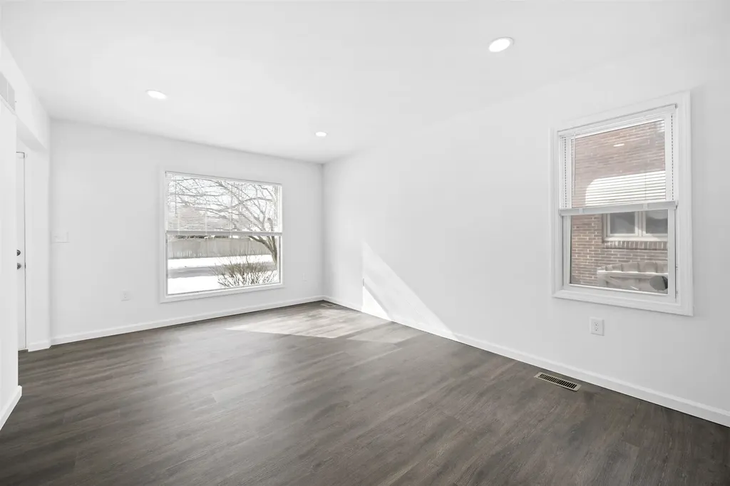 21751 Bournemouth Street Harper Woods City MI 48225