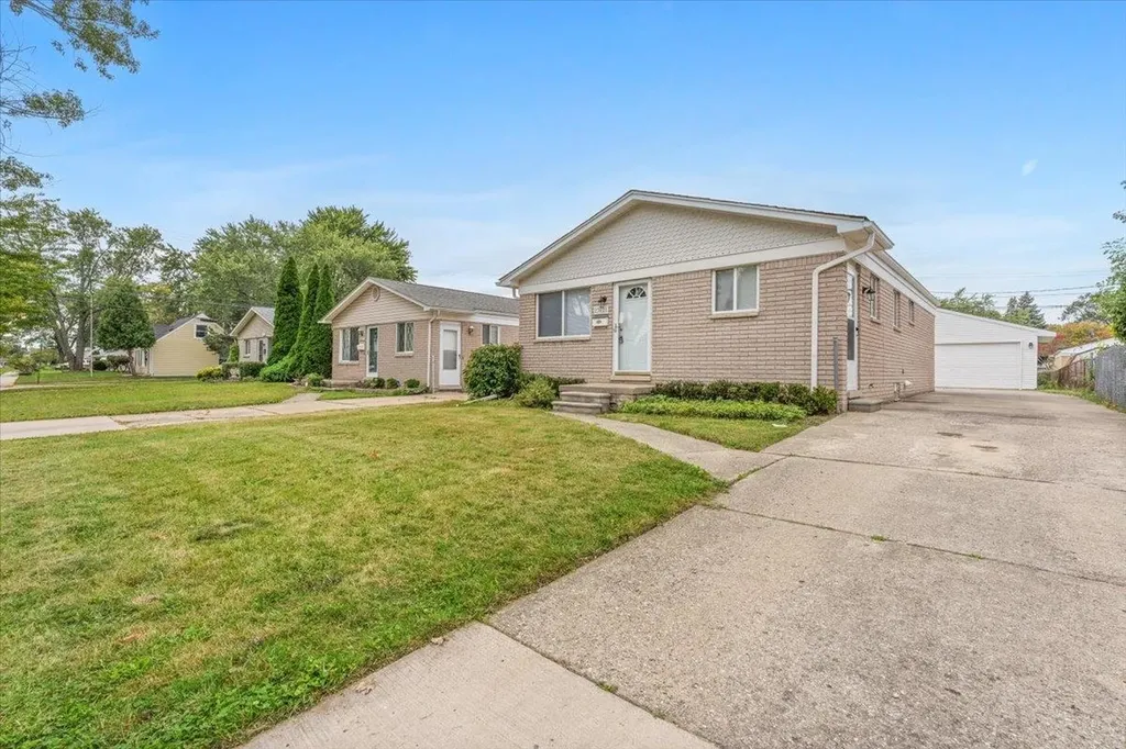 23021 Almond Avenue Eastpointe City MI 48021