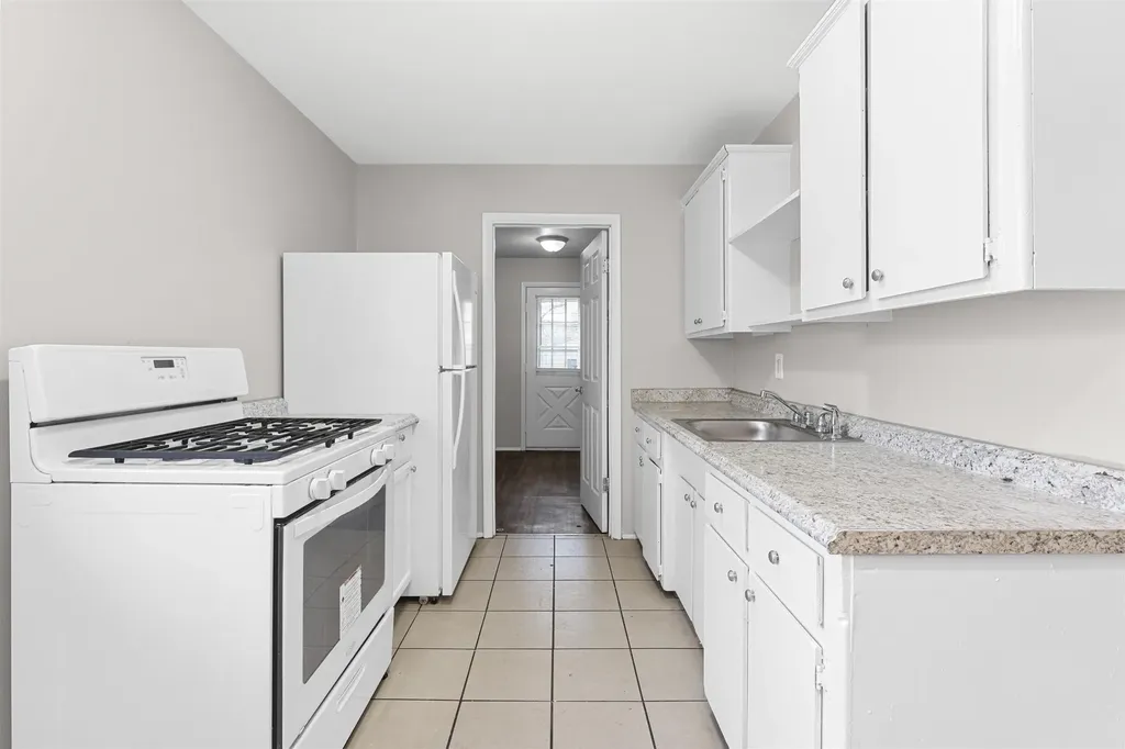 11043 Hupp Avenue Warren City MI 48089