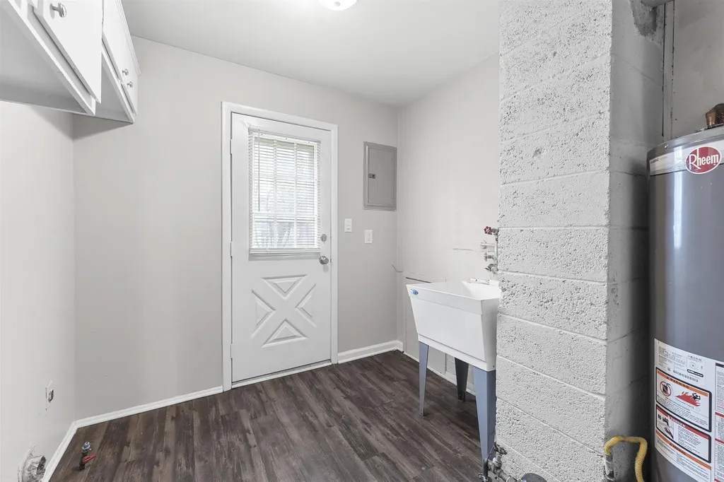 11043 Hupp Avenue Warren City MI 48089