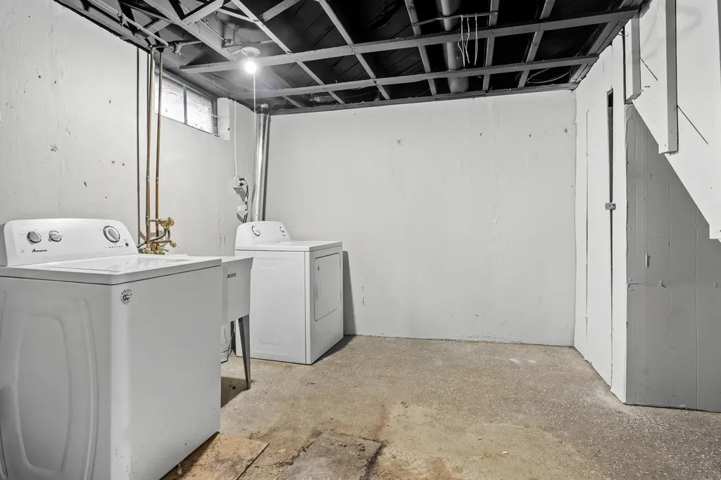 32325 Parkwood Street Westland City MI 48186