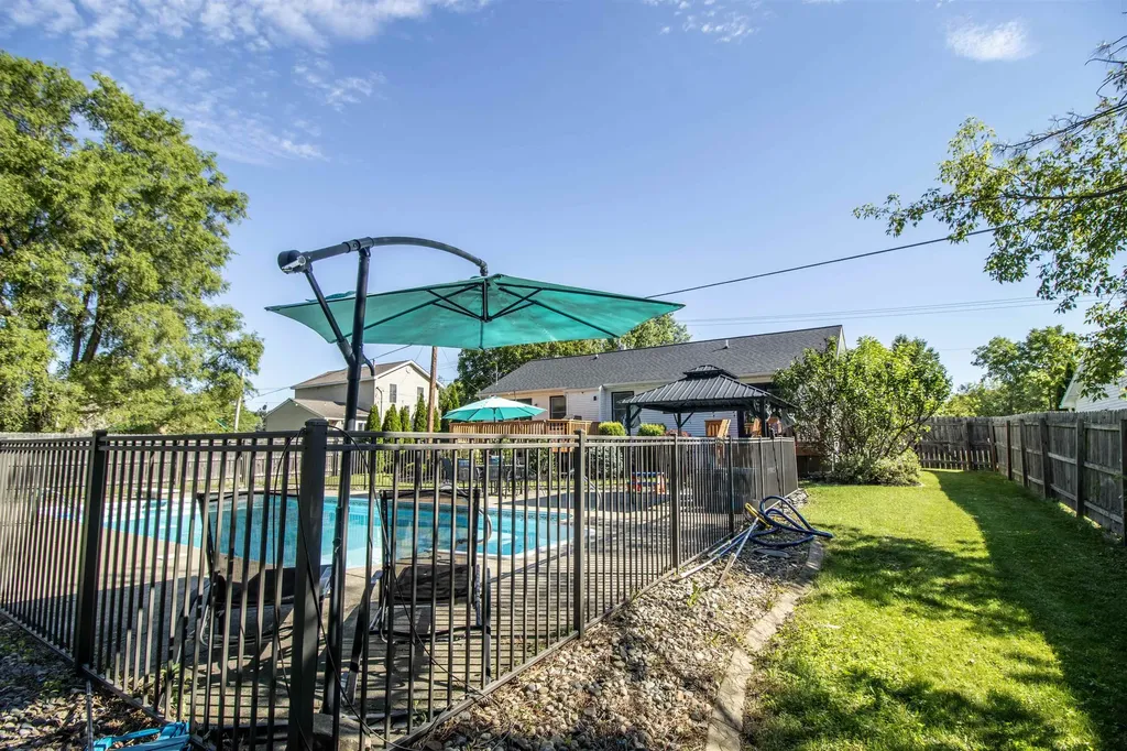 1389 N Long Lake Road Fenton Charter Township MI 48430