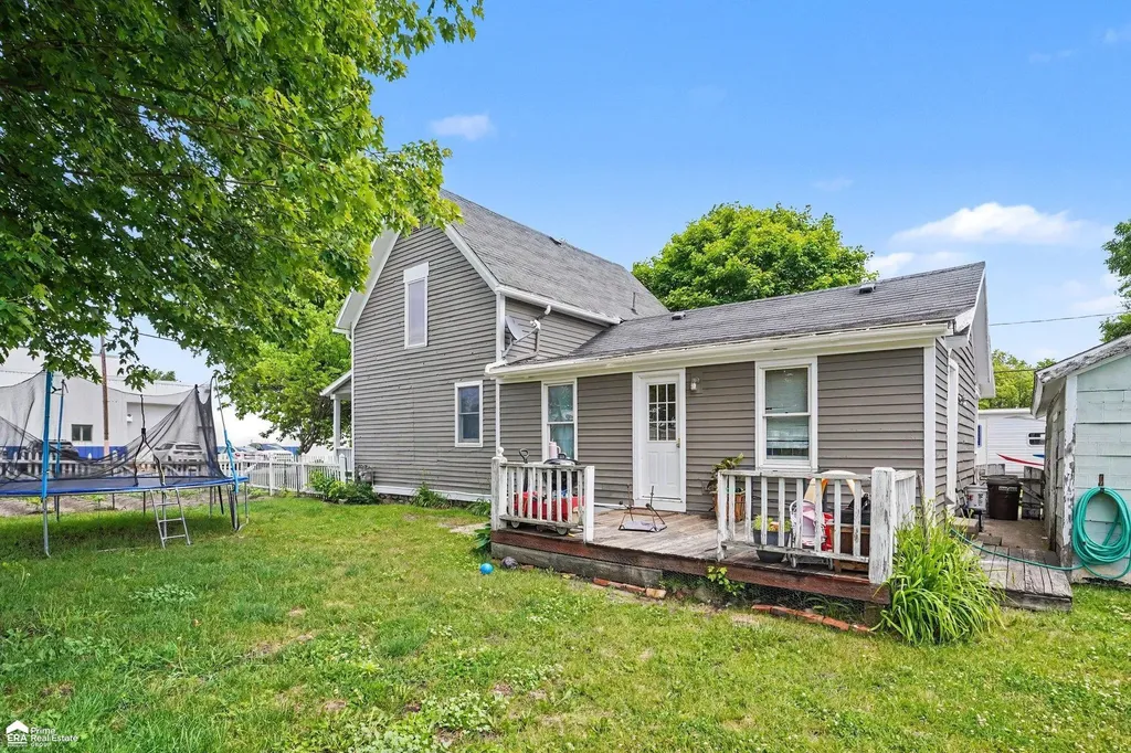 703 Brady Street Chesaning Village MI 48616