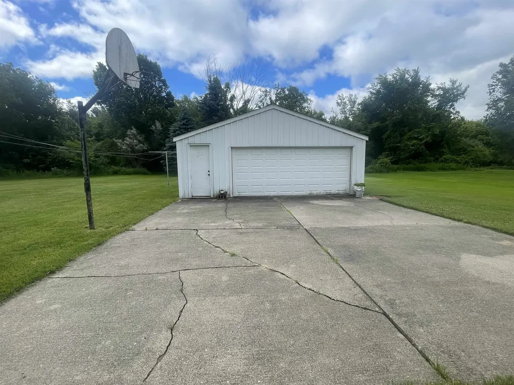 12055 W Lennon Road Clayton Charter Township MI 48449