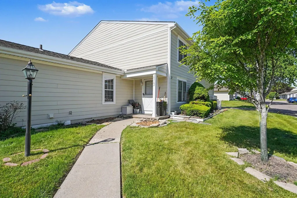 39762 Village Wood Circle Novi City MI 48375